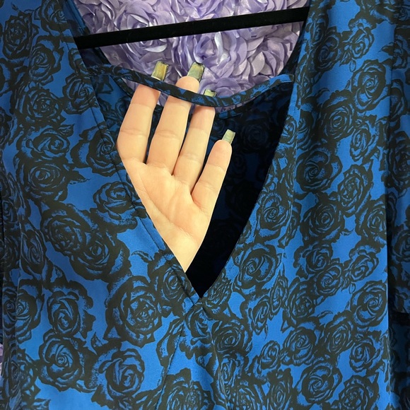 Cute torrid hi lo shirt in size 3. Blue and black floral print! - Picture 4 of 5